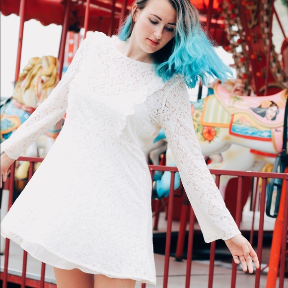 🌸5 FOR $20🌸 bell sleeve white lace dress - Picture 2 of 7